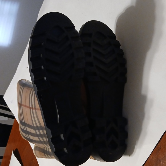 BURBERRY RAIN BOOTS - Picture 6 of 9